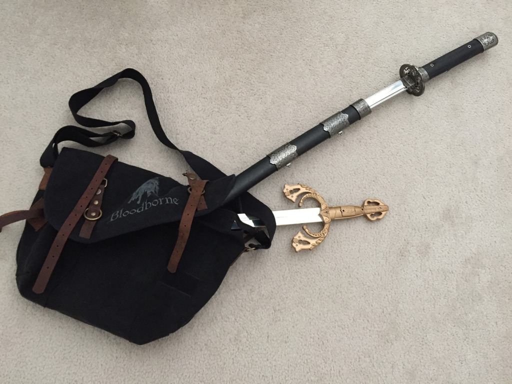 Alkaiser bag with swords